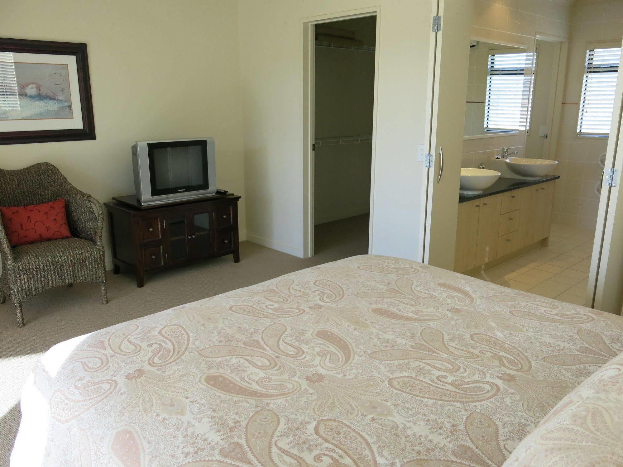 Ocean Breeze Resort Pauanui Bagian luar foto